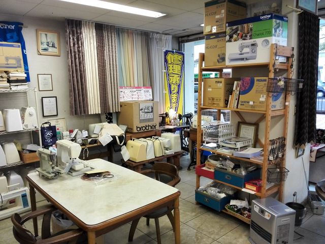 店の一角でお話ししながらすぐに作れます_(株)つるが大丸