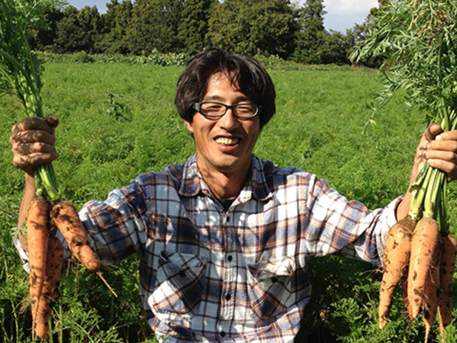 ベルファームは農薬や化学肥料を一切使わず、ケールやにんじんなどの野菜を育てています。
※写真:農場長鈴木_ベルファームつくば