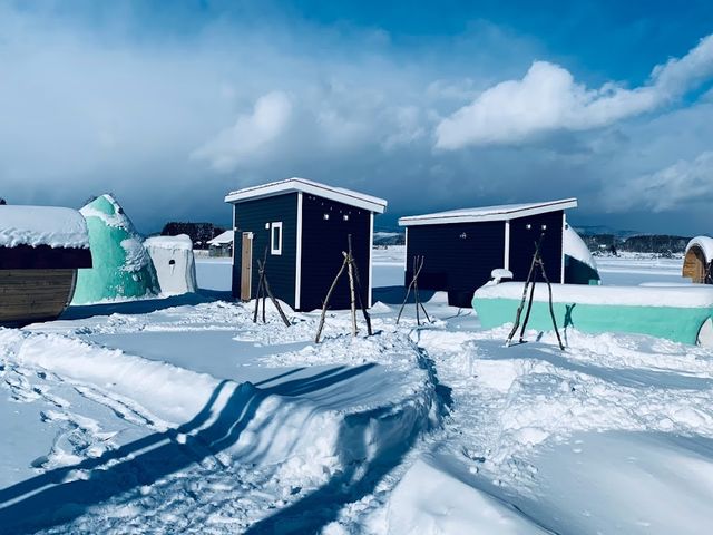 冬 雪ダイブし放題の大特典!北海道屋外サウナならではのアクティビティです。_りとり〜とびれっじToma