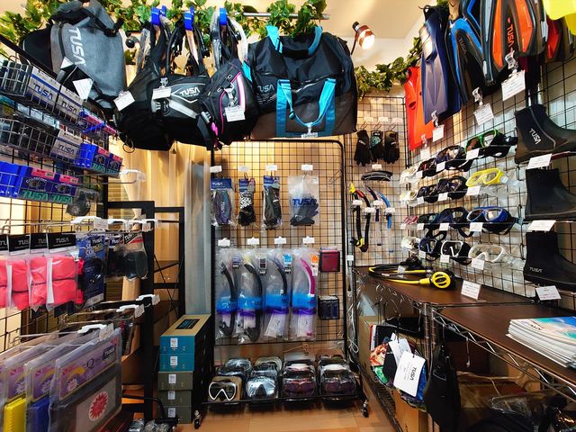 店舗内の写真です。ダイビング器材やスノーケル用品は多数展示しております。_Marine Club Kawauso