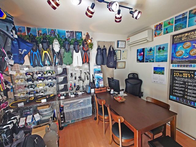 ご来店でのダイビング相談も承っております。 (海に出ていて不在の事があります為、事前に連絡下さい。)_Marine Club Kawauso