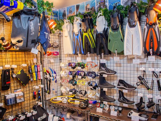 店舗内の写真です。ダイビング器材やスノーケル用品は多数展示しております。_Marine Club Kawauso