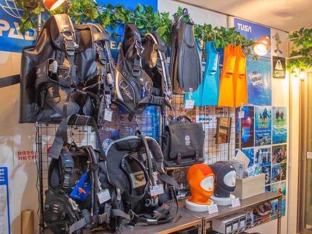 各種ダイビング器材の試着可能です。_Marine Club Kawauso