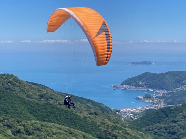 パラグライダータンデムフライト、眼下に熱海の街並みと海を一望_パラホーキング イン ジャパン