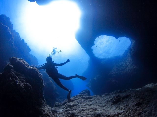 透視度の高い海でのダイビング_EARTH-LENS