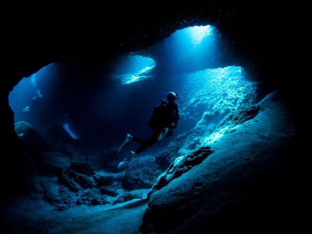 透視度の高い海でのダイビング_EARTH-LENS