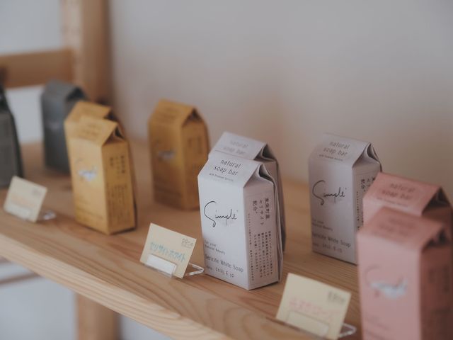 地元の素材を使った石鹸も販売しています_シンプルプラス