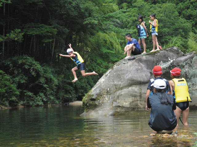 付近を流れるキレイな川では水遊びも楽しめます_シンプルプラス