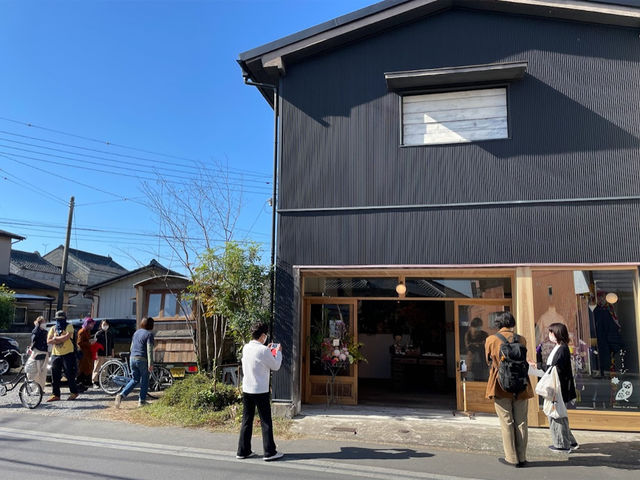 店舗南隣に駐車場4台分あり。駐車場には限りがございます。満車の場合は近隣の駐車場をご利用ください。_おうるび