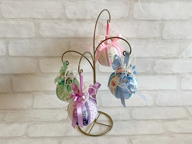 布とリボンで作るオーナメントボールです_アトリエティーローズ