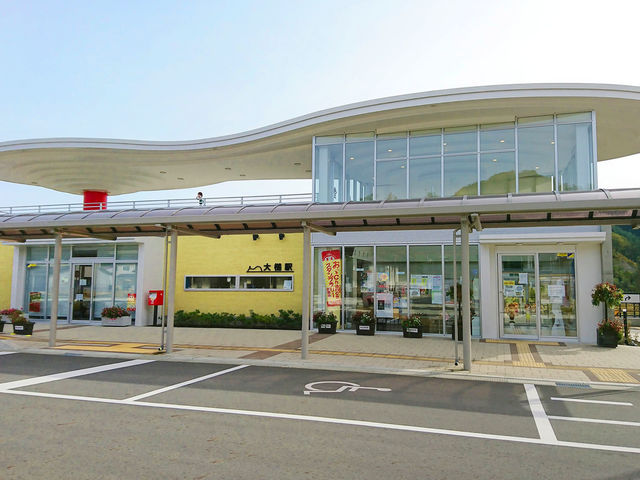 三陸鉄道リアス線大槌駅のなかに案内所があります。駅のデザインは、ひょっこりひょうたん島のモデルと言われる「蓬莱島」がモチーフ_一般社団法人大槌町観光交流協会