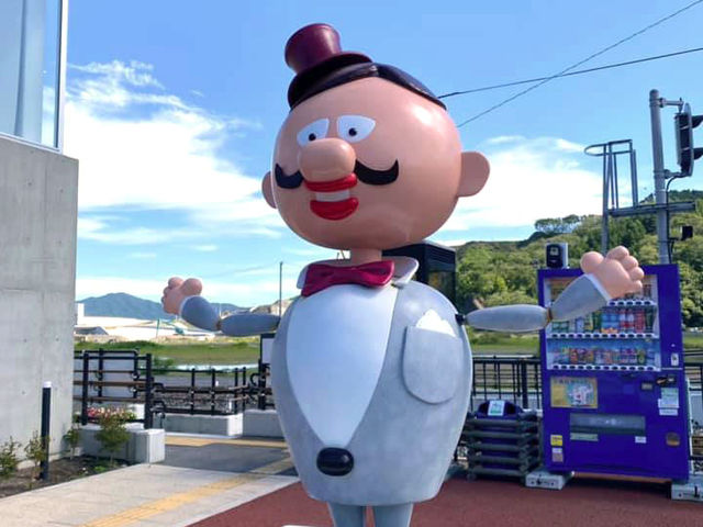 ドンガバチョ船長が駅前でお出迎え_一般社団法人大槌町観光交流協会