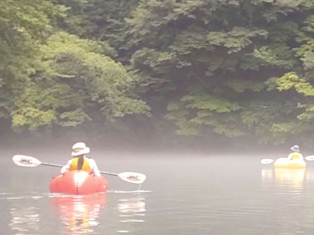 川霧の中を進むカヤック_かわねのね