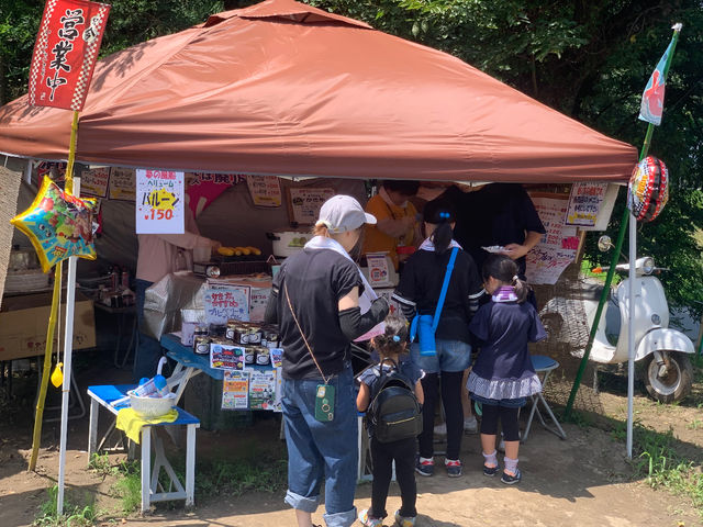 売店での一コマです。焼きトウモロコシ、クレープ、スムージー、ソーダなどなど豊富なメニューを取り揃えています。
大好評です。_北村ブルーベリー農園