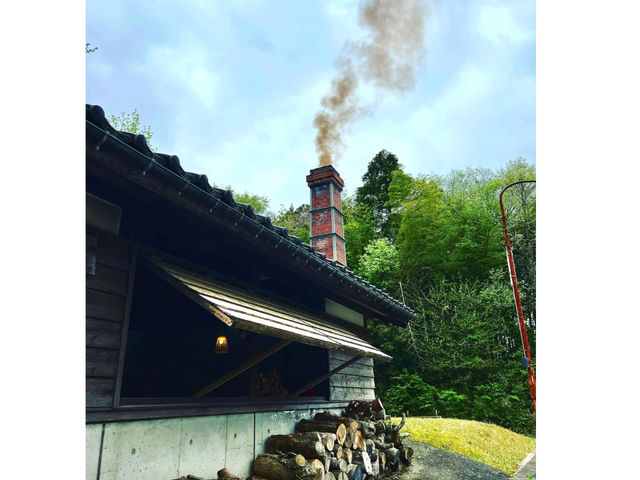施設には昔ながらの穴窯も。近くには「小杉丸山遺跡」という飛鳥時代に瓦や須恵器を作っていた遺跡があります。匠の里はその伝統文化を守り、広めるために作られた建物です_射水市陶房「匠の里」