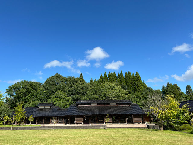 誰でも気軽に焼きもの作りを楽しめる体験型の陶芸文化施設です。美しい自然に囲まれた静かな場所で、ゆっくりと焼きもの作りを楽しんでみてください。_射水市陶房「匠の里」