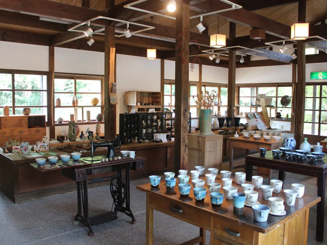 匠の里で作陶している会員の方の作品を展示販売しています。すべてが一点もの。お気に入りの作品を見つけてください。_射水市陶房「匠の里」