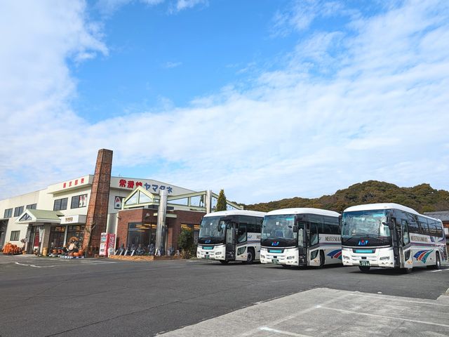 【まちの駅 常滑焼ヤマタネ】 入口の高さ3Ⅿの招き猫が目印です。大駐車場完備 普通車50台 大型バス10台駐車可能_まちの駅 常滑焼ヤマタネ