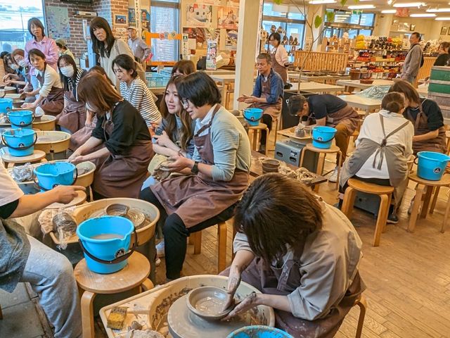【まちの駅 常滑焼ヤマタネ】電動ロクロコース 陶土4s使用。複数名の講師陣で親切丁寧にご指導させていただきます。 _まちの駅 常滑焼ヤマタネ