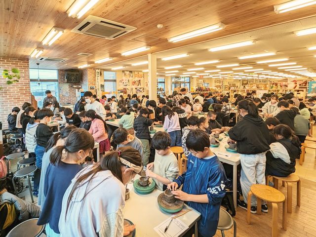 【まちの駅 常滑焼ヤマタネ】 手びねりコース 作陶後 広々とゆったりとお楽しみいただけます_まちの駅 常滑焼ヤマタネ