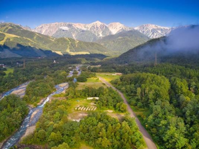雪解けの八方尾根、八方尾根国際ゲレンデ、見頃の白馬の桜など、白馬の大自然を写真や動画で撮影してお楽しみください。眼下に広がるパノラマがあなたをお迎えいたします_気軽に乗れる長野・白馬ヘリコプター遊覧・クルージング<ISA TRAVEL>