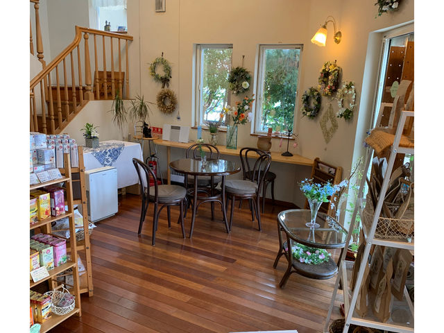 店内奥の喫茶コーナー
外のテラスへと繋がっています。
春になったらテラス席もオープン!緑の中でのほほ〜んとティータイムはいかがですか。_ハーブカントリー