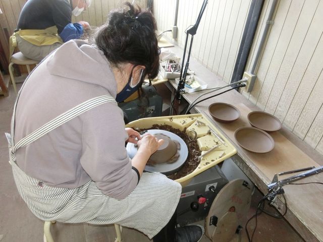 作陶の様子_陶芸の村