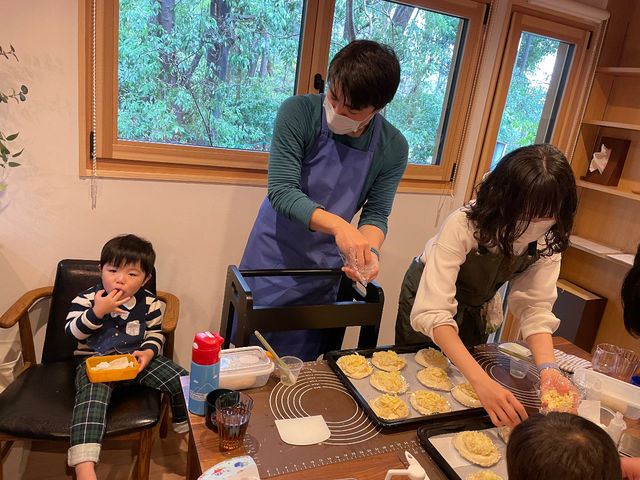 おやつをぽりぽり。休憩挟みながら小さいお子様も一生懸命作っています♪_パン・お菓子教室「Uma」おうちパンとおやつ教室