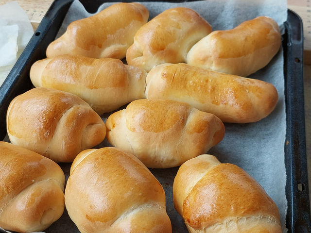 バターロール焼き上がりました!_パン&菓子工房くれよん