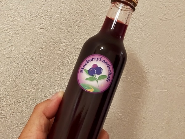 スパークリングドリンク(微炭酸) 天然果汁に時間をかけて炭酸を充填し、きめ細かな上品な泡になっています。 お土産にオススメ、ご自宅でも楽しめます。_ブルーベリーランドシャフト