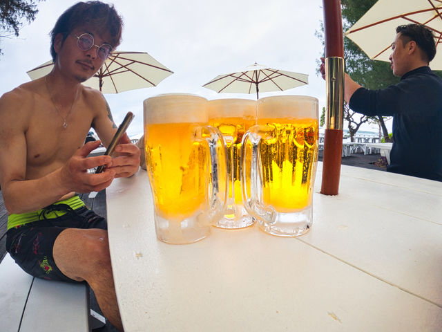 海で飲む生ビールは、最高!_ハニーレイマリン
