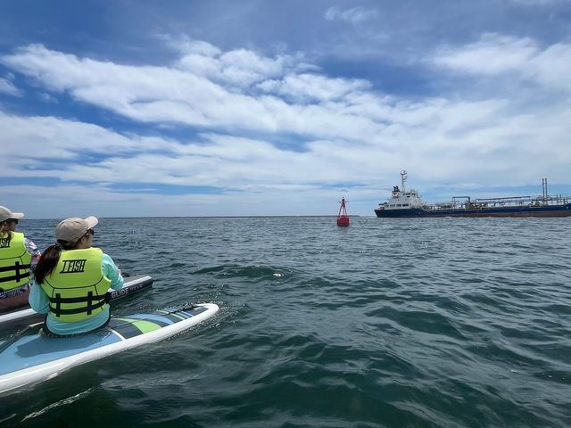 海SUPは湊浜が体験会場。タイミングがあえば、沖合に大型船舶を見ることができます。_株式会社ツアー・ウェーブ