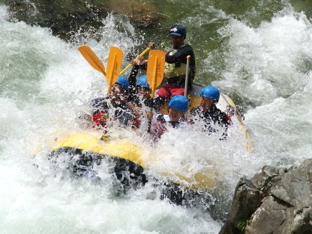 豪快に水しぶきを上げて進む爽快で痛快(ラフティング)_ZIGGIES ADVENTURE JAPAN