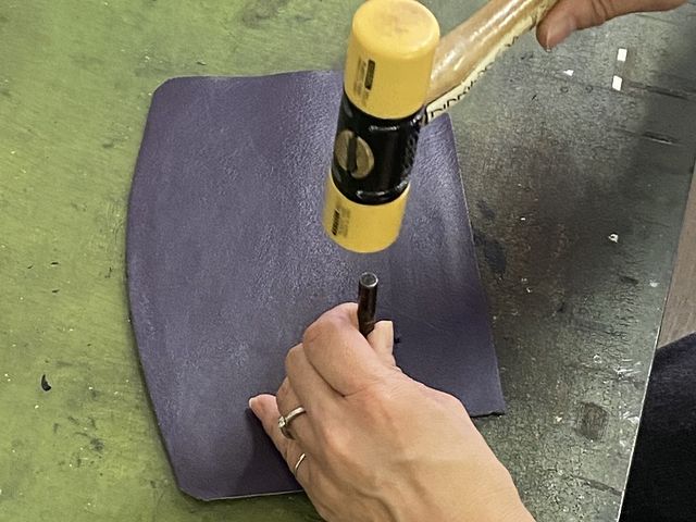 穴あけ_革ひと
