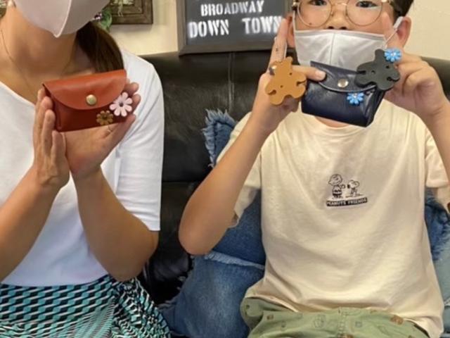 お揃いのアコーディオンパース_革ひと