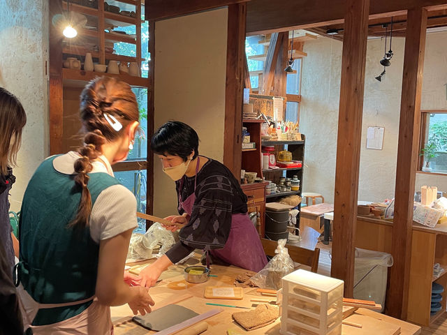 教室の様子です。
板皿を作っています。_陶房土°