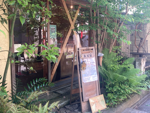 土°の入り口です。
クリーム色の建物と、ガラス張りの入り口が目印です。_陶房土°