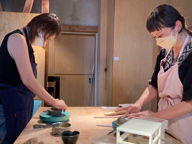 体験の様子です。
好きな物が作れます。_陶房土°