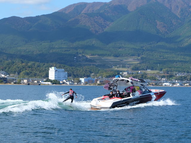アメリカの老舗メーカーNautiqueの高級グレード”G25”を使用したウェイクサーフィンスクールです。トップレベルのデカ波を体験してください!_Hanasaka surf club