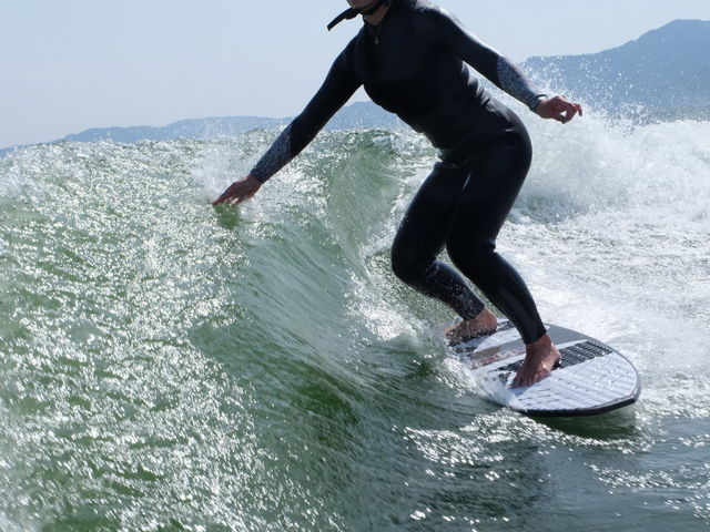 女性や子供なら腰〜腹サイズで波を楽しめます!_Hanasaka surf club
