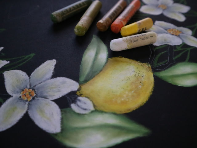 チョークアートはブラックボードにオイルパステルを用います_チョークアート教室 L'ABEILLE Atelier CHIHIRO