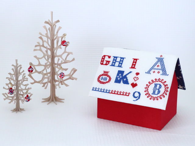 刺繍やパッチワークなど、様々なハンドメイドとコラボできるのも楽しみのひとつです。あなたのハンドメイドにカルトナージュをプラスしてみませんか!_カルトナージュ教室バーズ(カフェ&スペース ほとり教室)