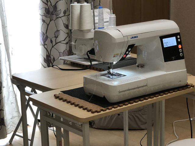 ロックミシン2台
家庭用ミシン1台
職業用ミシン1台
少人数制なのでミシン待ちなく使えます_atelier buddy