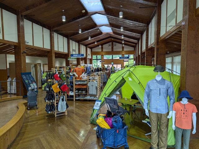施設内にはモンベルストアも併設_立山べースキャンプ