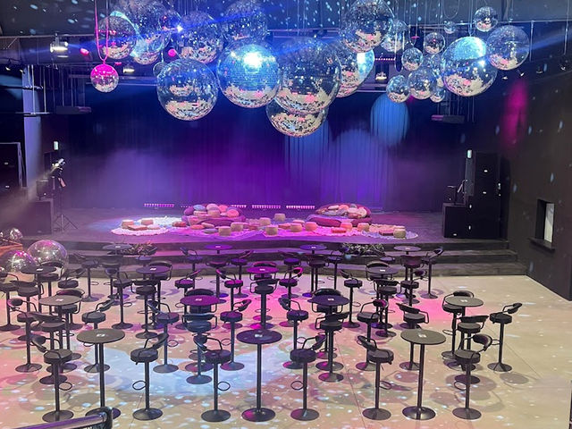 大きなミラーボールが輝くLIVEステージ”FloorDiscoBall”_WHATAWON