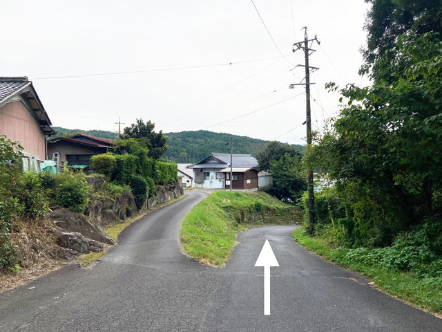 道順2.右側の道を下ります_生活の木 瑞浪ファクトリー