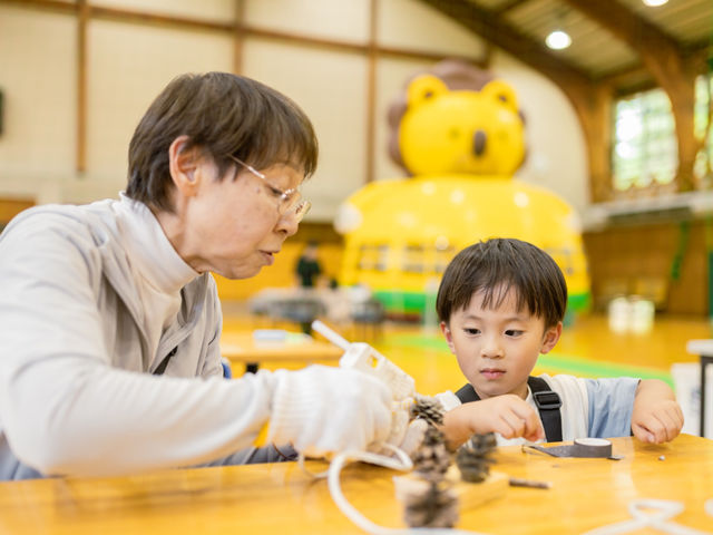 屋内のコモロビスタジアムでは、木工クラフトが人気!
オリジナルな作品を作って自然体験のお土産として持って帰れます_KOMOROBI Athletic&Camp