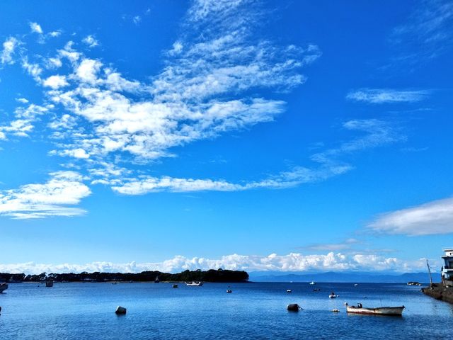 晴れた日の青空と戸田ブルーの海_ときわや