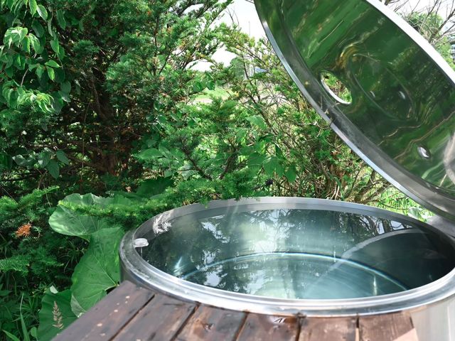酪農用のミルクタンクを使用した水風呂_摩周バスサウナ