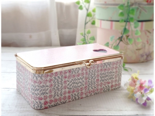 【がま口BOX】かな口を使った作品。
お道具箱として、たくさん入ります。_sourire